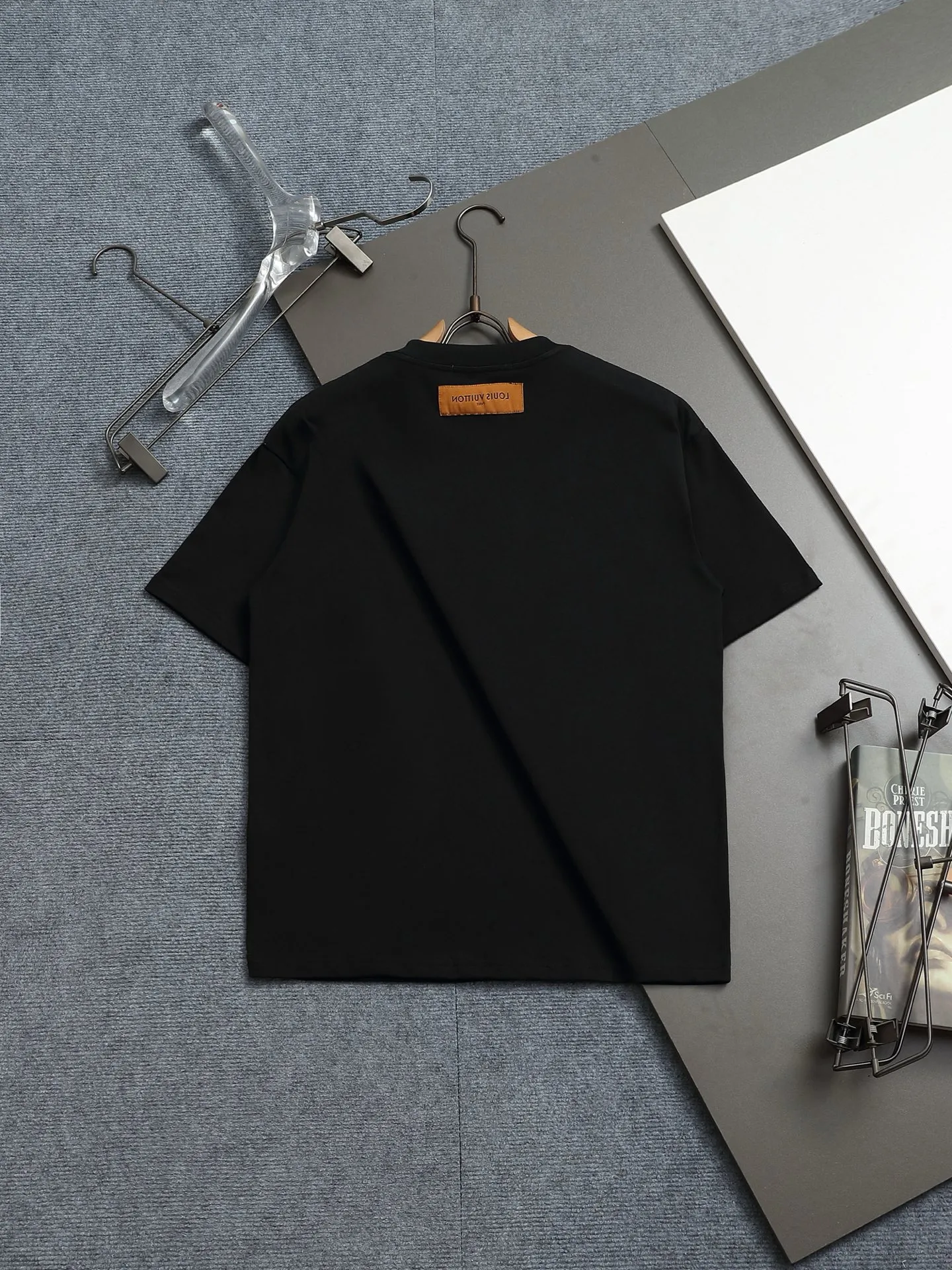 🅿️170 Louis Vuitton Louis Vuitton 1V slightly wide version XS-L 25SS LV new product counter catwalk model with leather letter logo embroidery on the front and back, same style for men and women! Short-sleeves are not the same as the general public, but must be unique and eye-catching. This LV short-sleeves is all about quality, comfort, consistent style, fashion, including fabrics and cutting techniques, all of which have been made with great effort! 320 grams of washed pure cotton fabric, pure cotton is breathable, very refreshing and comfortable for daily wear. The rib knitting on the neckline is smooth and tight, and the neckline will not be skewed if you toss it at will. The loose version, you will find that it looks really good on the upper body. The overall is minimalist and neat, super versatile for daily use! Pair it casually with a pair of pants for a youthful look. A T-shirt will make your outfit crazy. It is a fashionable item that can never go wrong! Color: Black White Size: XS-L Size chart: